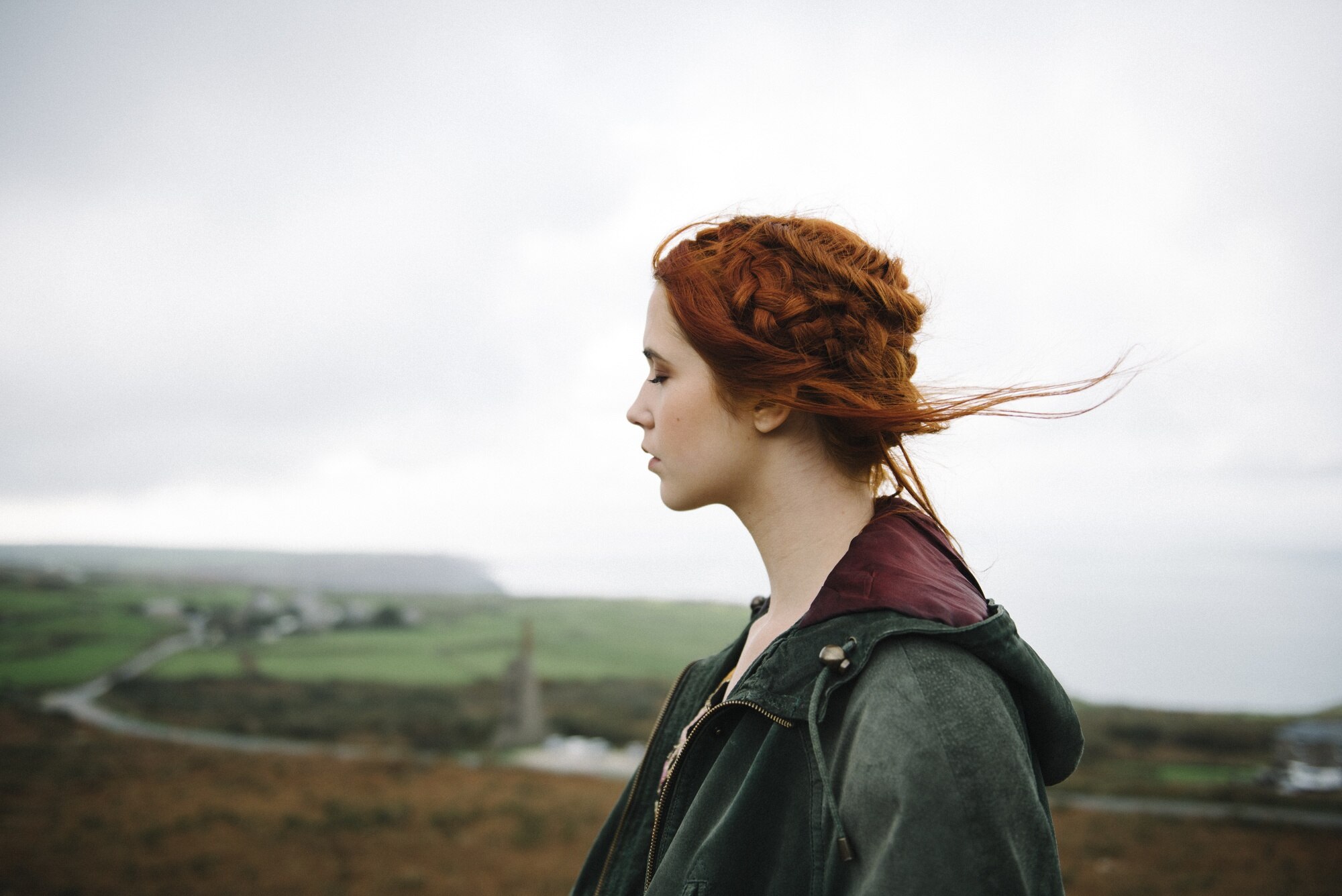 Persona mirando a lo lejos